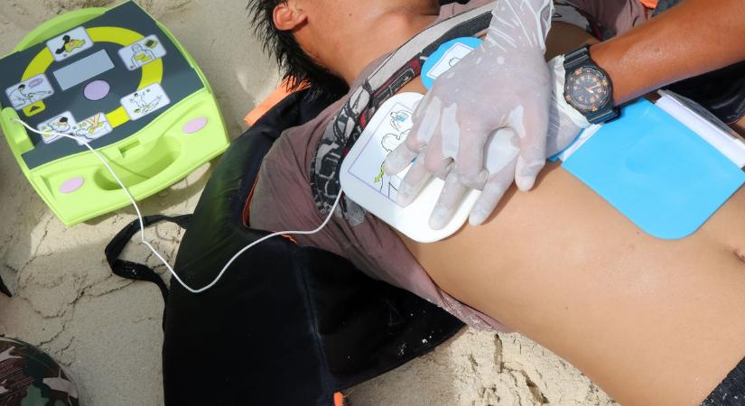Heroikus küzdelem egy életért: A strandolók kezdték meg a nő újraélesztését, a megérkező vízimentők folytatták, amíg a mentők megérkeztek