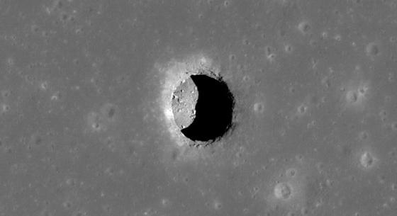 Találtak egy barlangot a Hold felszínén