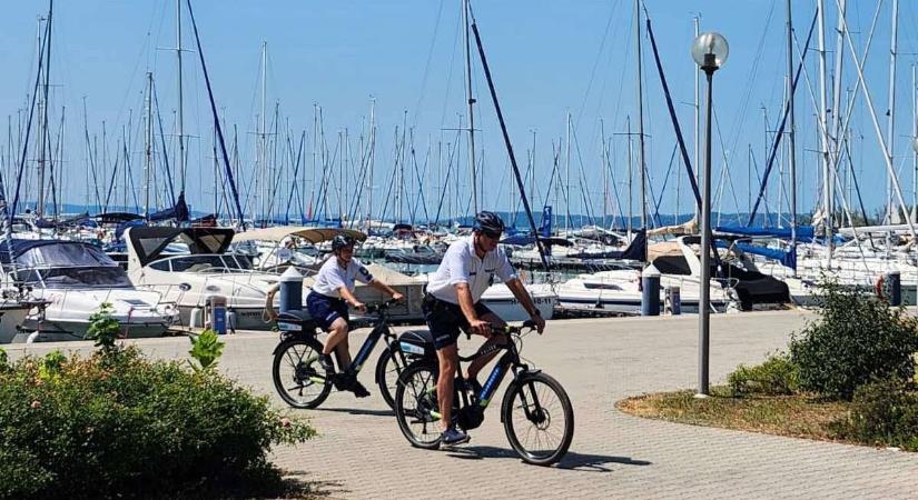 Kerékpárokkal robognak a rendőrök a Balatonnál