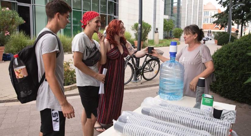 Még mindig osztják a vizet Debrecen belvárosában a hőség miatt