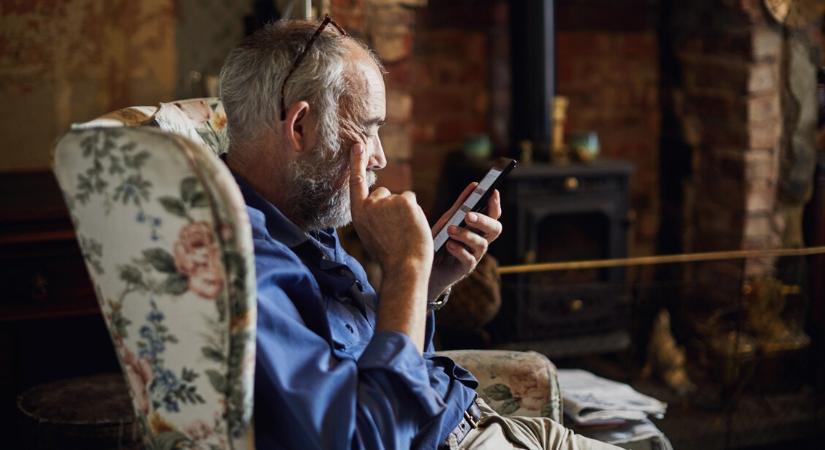 Ezért veszélyes az okostelefon-függőség az idősebbeknél