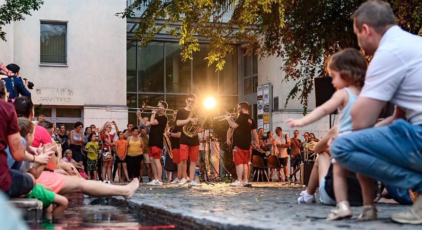 Újra utcazenével telik meg a belváros a fülledt nyári estéken
