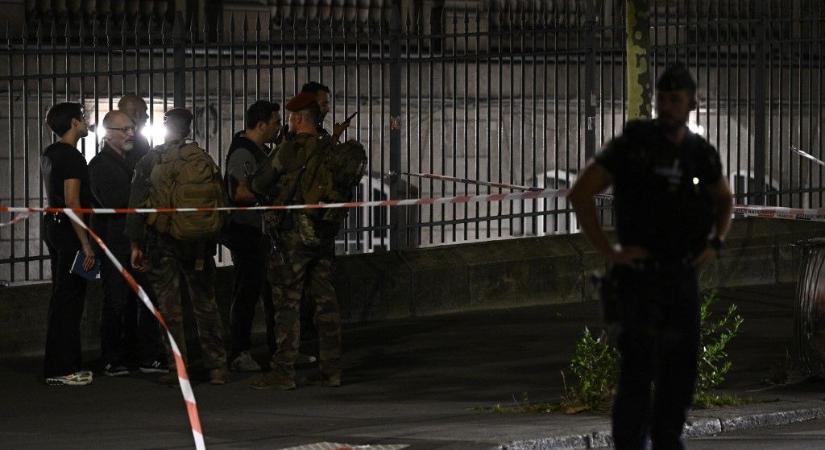 Terrorelhárító katonát ért késes támadás Párizsban