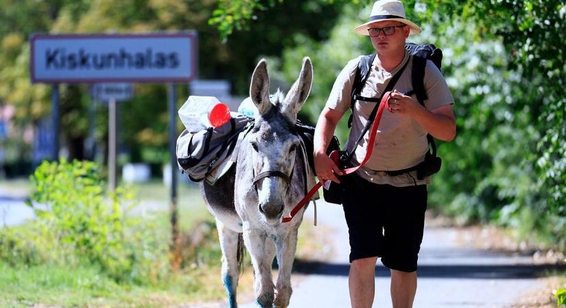 Patrik és Füles Shrekként szeli át Magyarországot