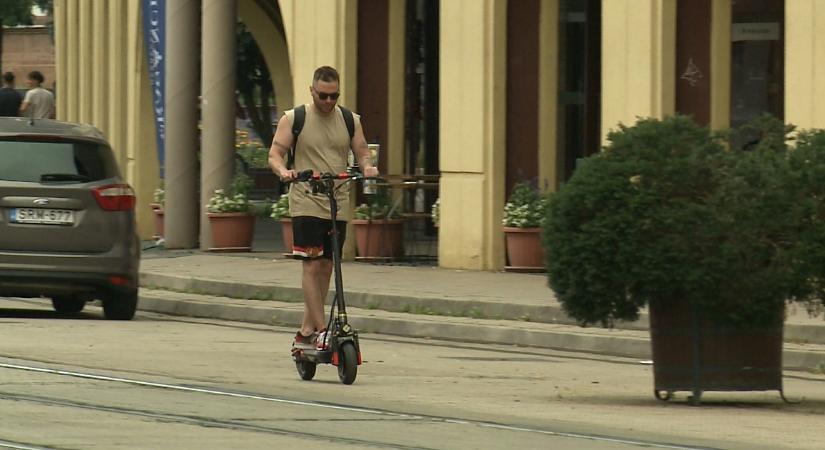 Már csak kötelező biztosítással közlekedhetnek a Debrecenben is népszerű e-rollerek – videóval