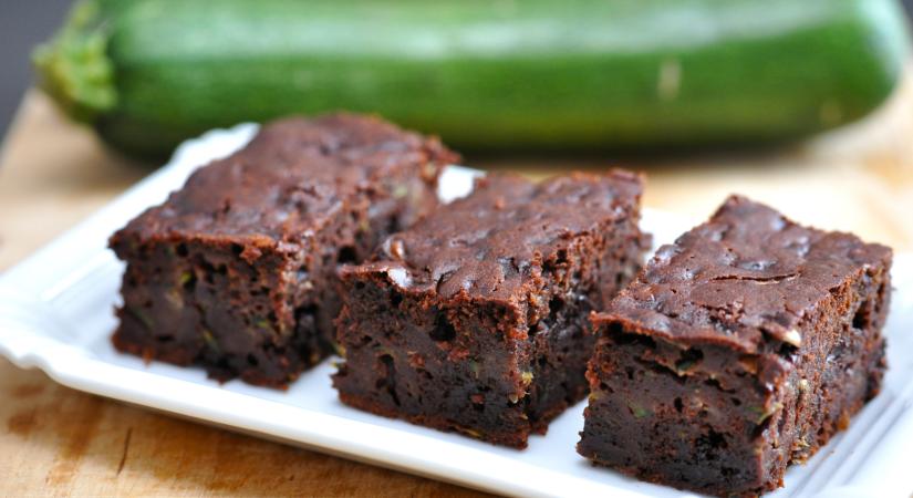 Cukkinis brownie: a nyár slágerzöldségével még szaftosabb a legcsokisabb sütemény