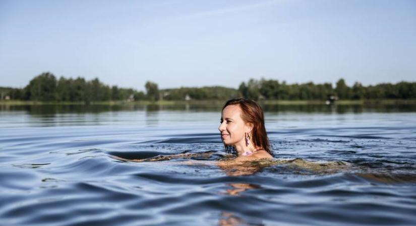 Eldugott, kis magyar tó, amit még kevesen ismernek: a Sárvíz-tónál kristálytiszta vízben csobbanhatsz