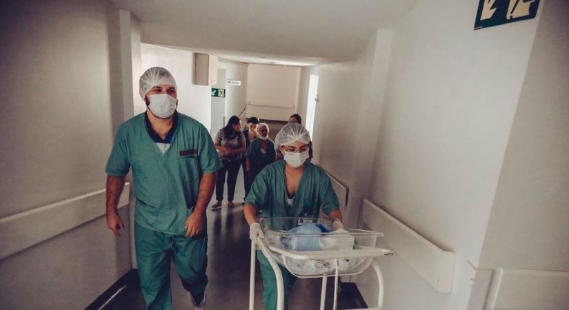 Több mint negyven magyar turista került kórházba Herkulesfürdőről