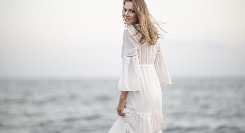 A divatos és elegáns alkalmi fehér ruha