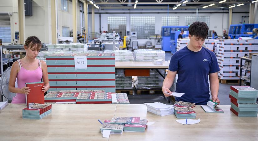 Tízmillió tankönyv és munkafüzet készül el a hónap végéig a debreceni nyomdában – fotókkal