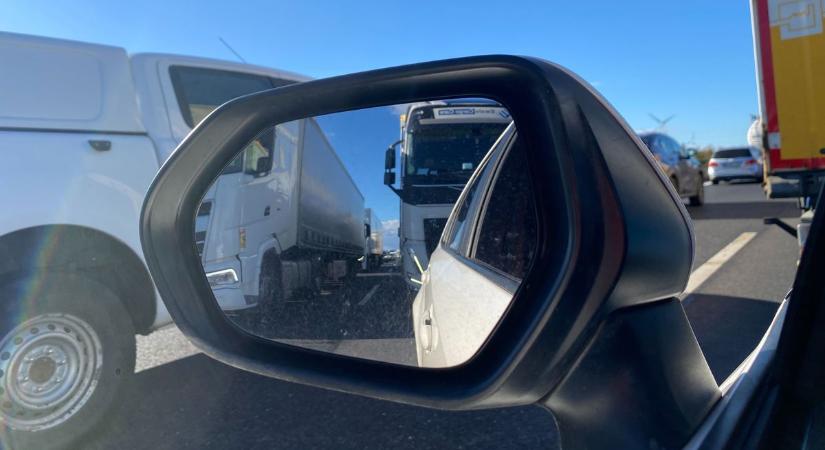 Lezárták az M1-es autópályát: kamion és kisfurgon ütközött