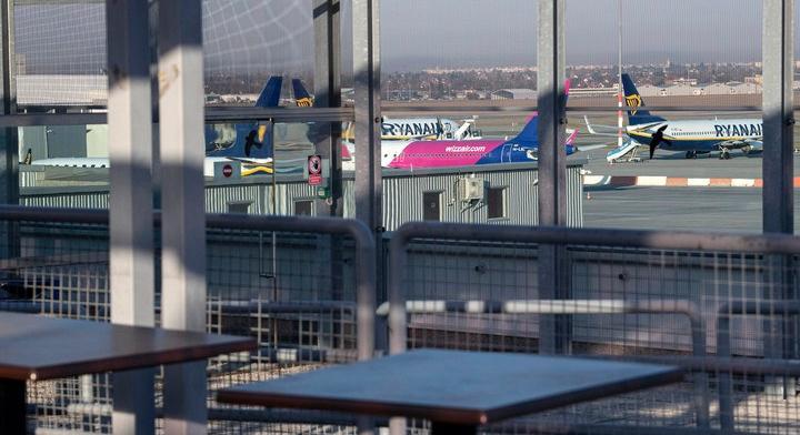 Lázár: Nem járja, hogy a reptereken kell vesztegelnie az utasoknak