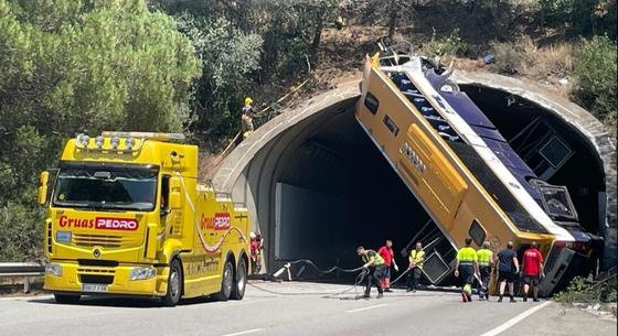 Egészen extrém helyzetben szorult be egy busz egy alagútba Spanyolországban - videó