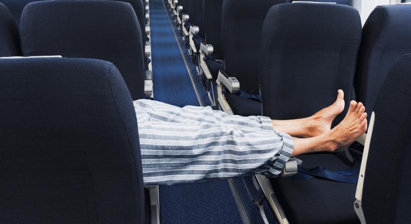 Milyen pózban lehet jót aludni egy repülőgépen?