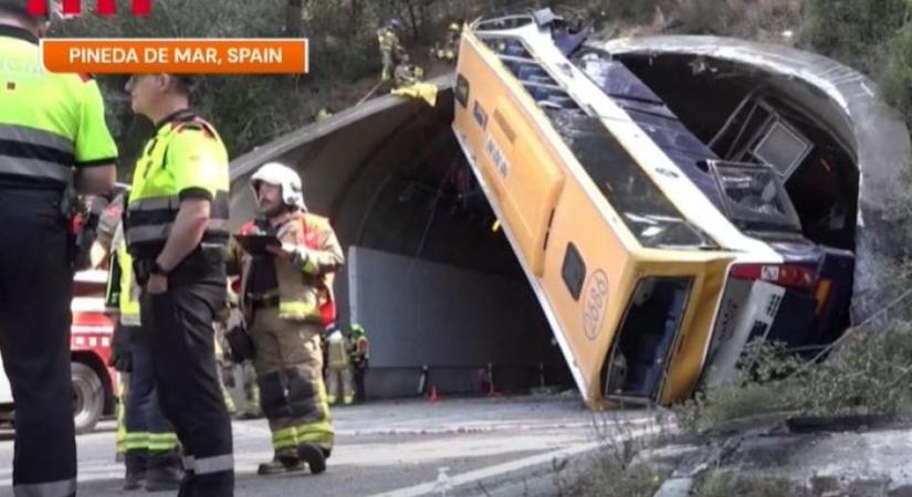 Videón az alagútba bejáratába szorult balesetet szenvedett busz Spanyolországban, három utast válságos állapotban szállítottak kórházba