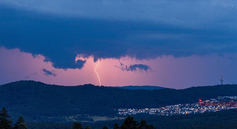 Őrjítő forróság után ítéletnapi viharok vágnak utat a hűvösebb levegőnek, de ez még mindig nem elég a felfrissüléshez