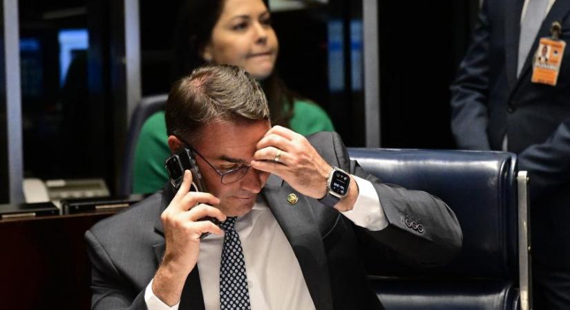 Hangfelvétel bizonyítja, hogy Jair Bolsonaro a brazil hírszerzés vezetőjével vitatja meg, hogyan úszhatná meg fia az adóhivatali vizsgálatot