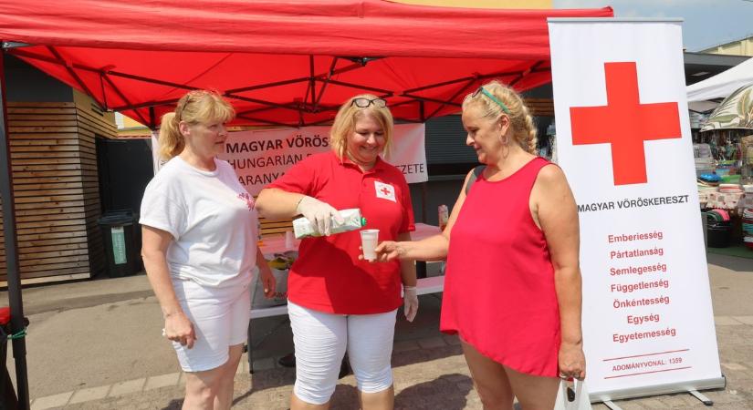 Hűsítővel, hasznos tanácsokkal várja a járókelőket a baranyai Vöröskereszt a kánikulában