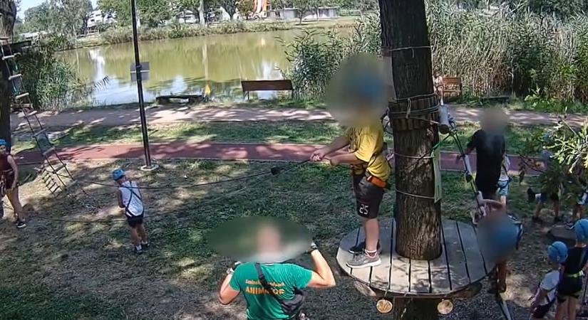 Brutálisan bántalmaztak egy kisfiút a Szolnoki Kalandparkban – videó