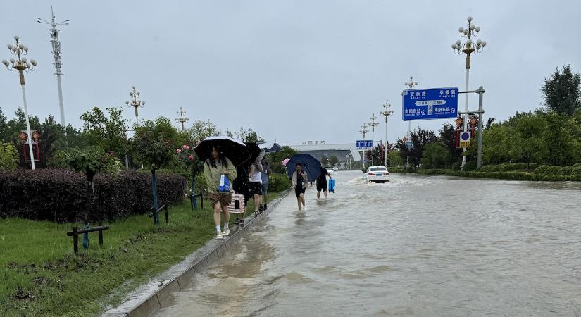 Rekordmennyiségű eső sújtja Közép-Kínát