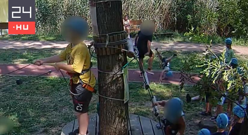 Videó rögzítette a szolnoki kalandparkban, ahogy egy kísérő kirúgta egy gyerek lábait, aki a fejére esett