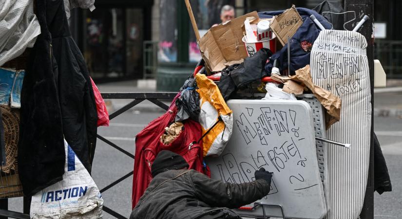 Macron buszra rakja a párizsi hajléktalanokat, elképesztő hazugságokat állítanak a tisztviselők