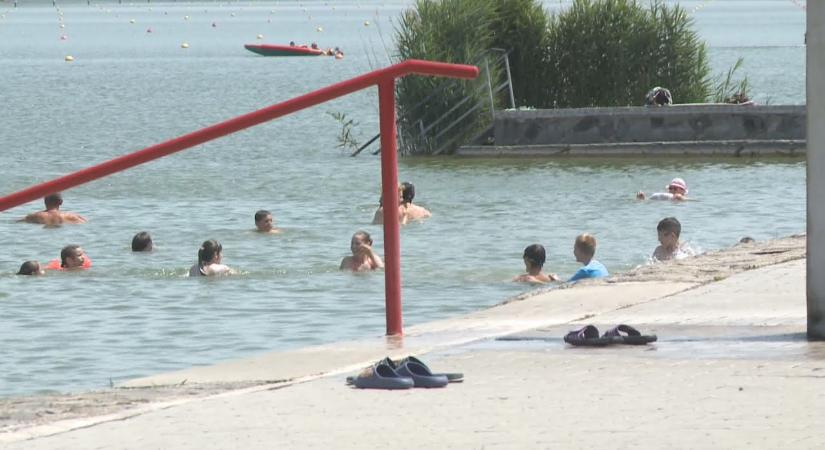 A mostani forróságban is számos veszély leselkedik a strandolókra