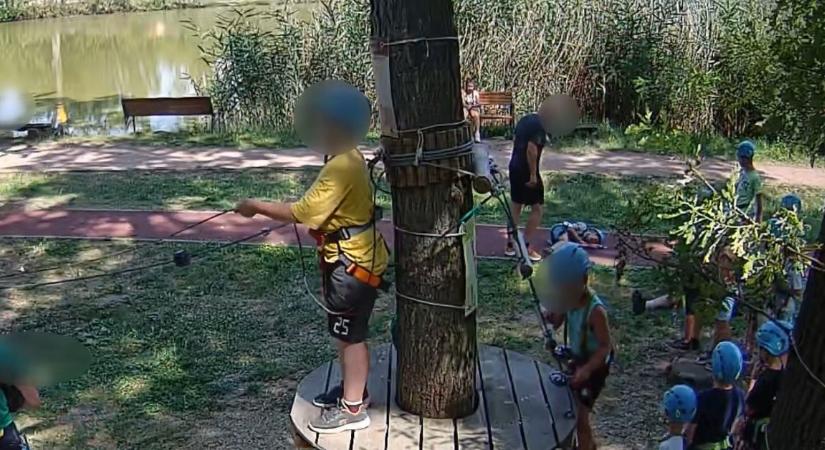 Úgy felrúgott a gyermekfelügyelő egy kalandparkban egy kisfiút, hogy a gyerek fejre esett