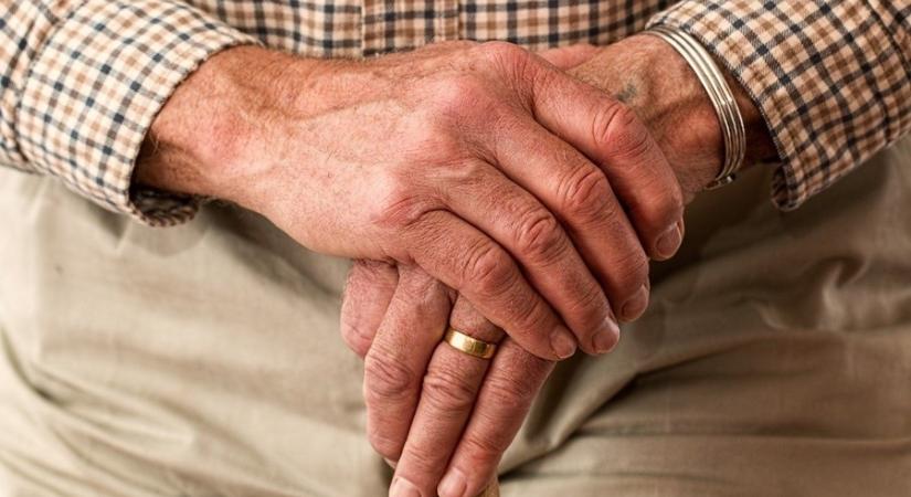 Depressziót és demenciát okozhat, ha az időseknek még sokáig egyedül kell maradniuk