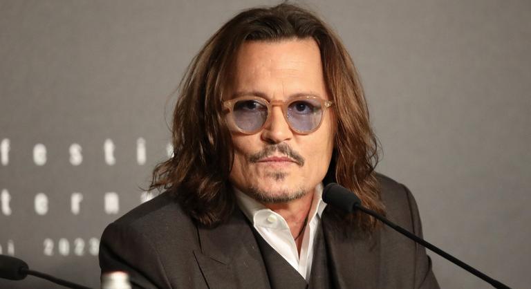 Johnny Depp váratlant húzott, összejött egy 33 évvel fiatalabb nővel