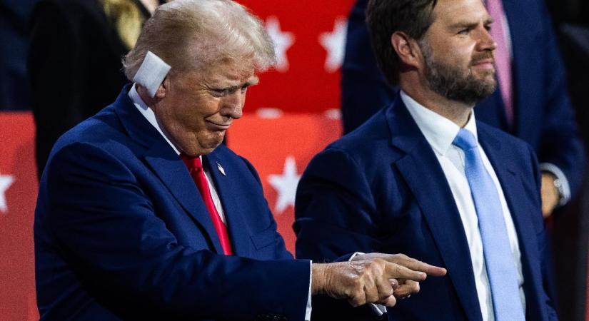 Kötéssel a fülén jelent meg Trump a merénylet óta először a nyilvánosság előtt