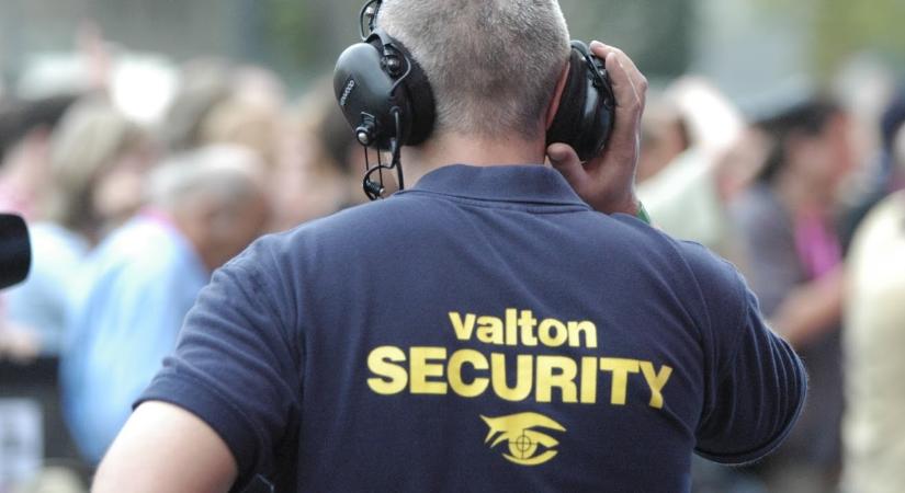 Százmilliókat kap a Valton követségek védelméért