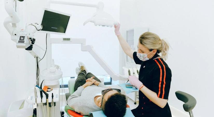 Halálra késeltek egy fogorvost a saját rendelőjében