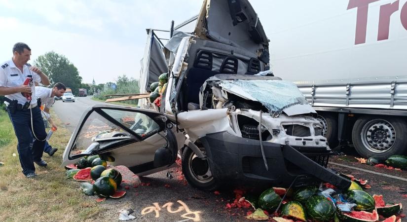 A kisteherautó sofőrje életét vesztette az Akasztónál történt súlyos balesetben – galériával