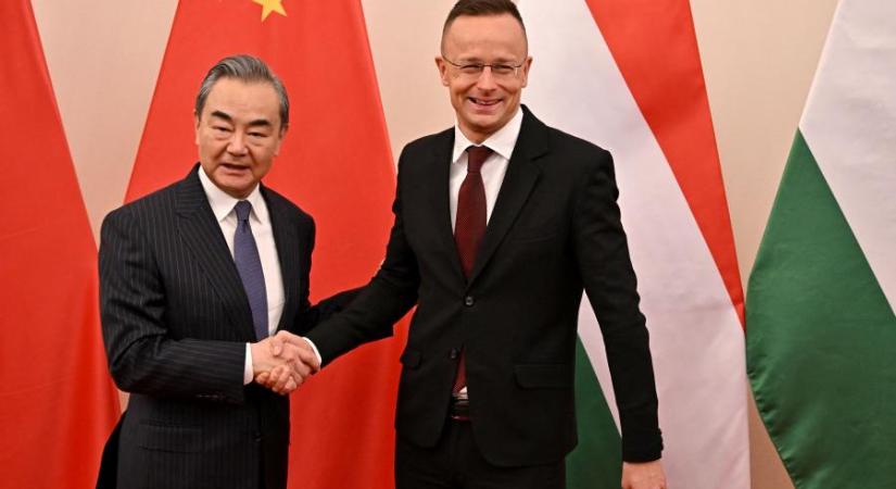 Kína teljes mértékben támogatja Magyarország „békemisszióját”