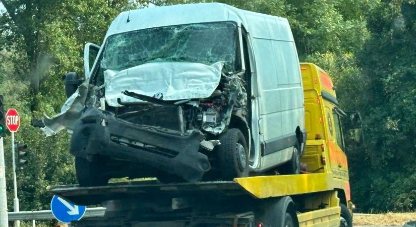Helyszíni fotón és videón a keddi M1-es balesetben összetört kisteherautó