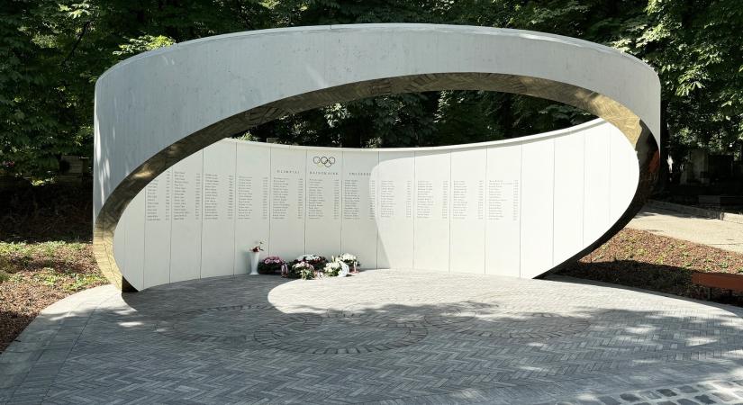 Felavatták az olimpiai bajnokok emlékfalát a Farkasréti temetőben