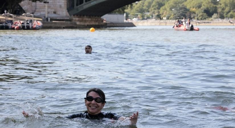 Párizsi olimpia: a főpolgármester úszott a Szajnában