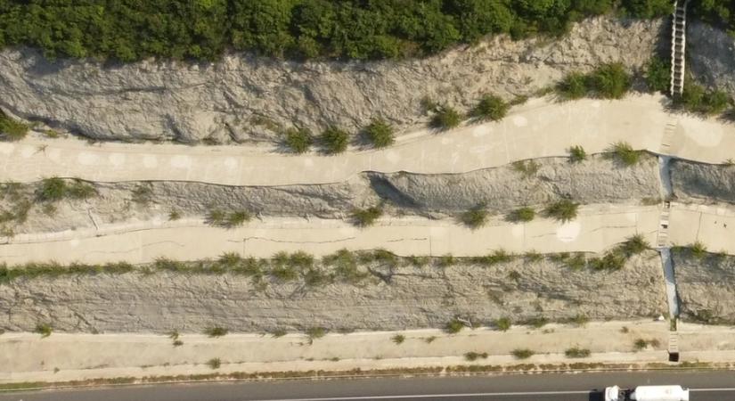 Kőomlások veszélyeztetik a forgalmat a Déva és Lugos közötti autópályán Marossolymos közelében
