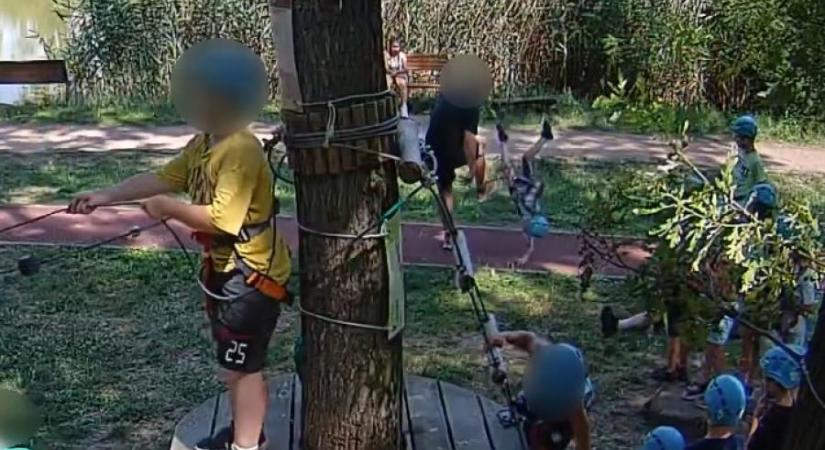 Videón, ahogy kíméletlenül felrúgnak egy kisfiút a szolnoki kalandparkban