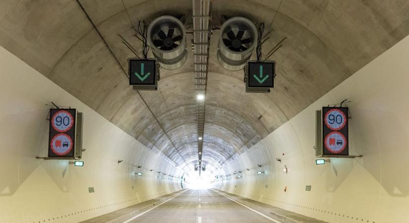 M85: Lázár János megmutatta Magyarország új autópálya-alagútját – elkészült