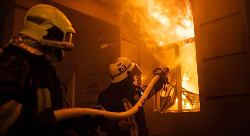 16 tűzoltó vesz részt egy rozsnyói családi ház oltásában
