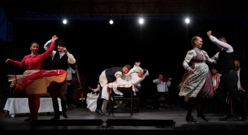 Humoros mesejáték és pajzán komédia az Aradi Kamaraszínház magyarországi turnéján