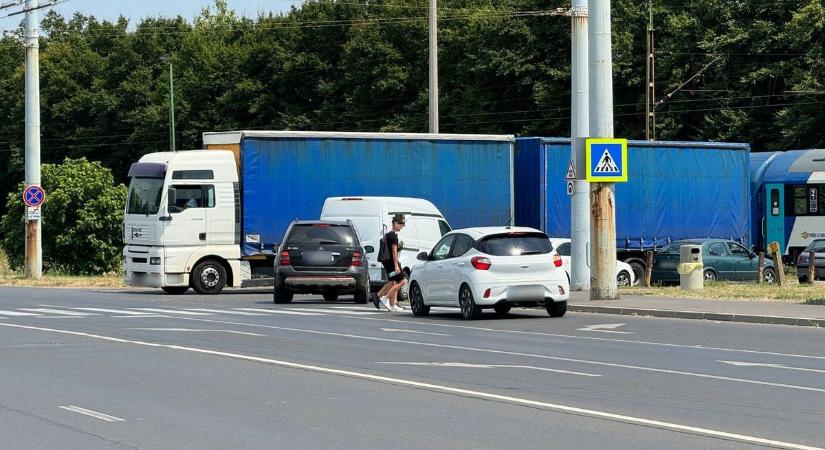 Lerobbant kamion nehezíti a közlekedést Debrecenben