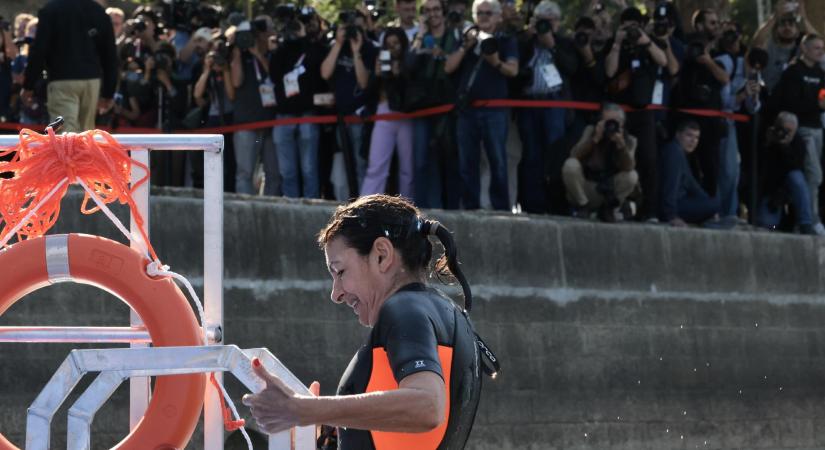 Párizs főpolgármestere úszott a Szajnában, hogy bizonyítsa alkalmas az olimpiai versenyekre