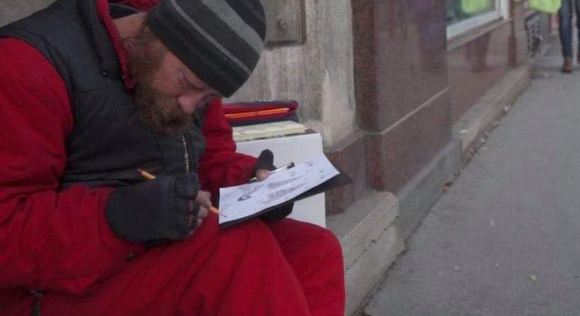 A földön ülve alkot és él – a rajzaival próbál kitörni a hajléktalanságból