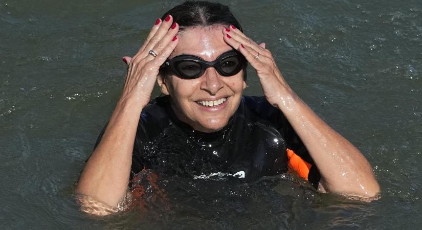 A párizsi polgármester úszott a Szajnában