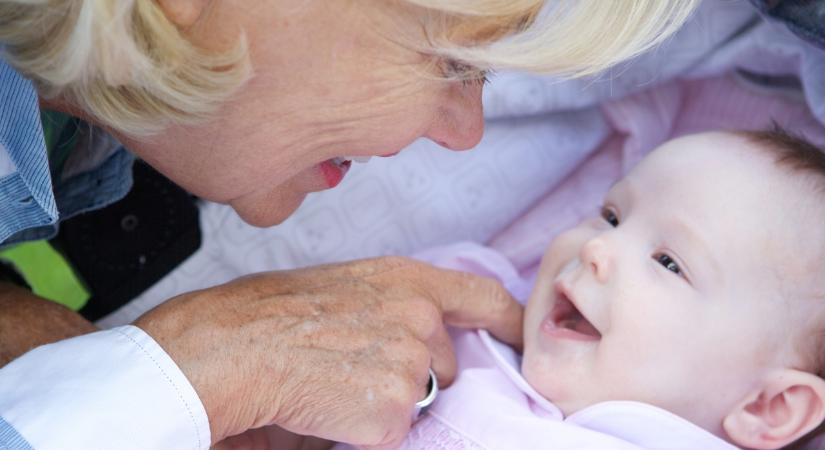 Fizetett szabadságot ad az unokák körül segítő nagyszülőknek Svédország