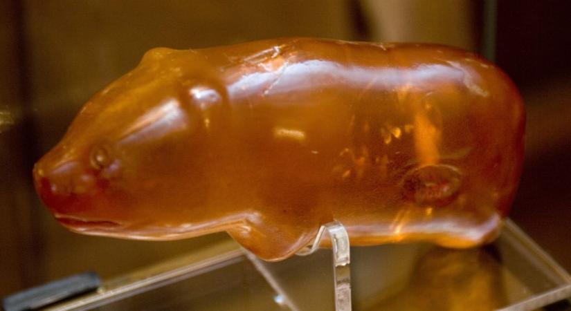 Akármennyire is úgy tűnik, ez a sok ezer éves medve bizony nem gumicukorból van