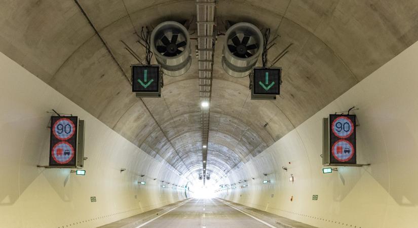 Elkészült az M85-ös 2x2 sávos alagútja